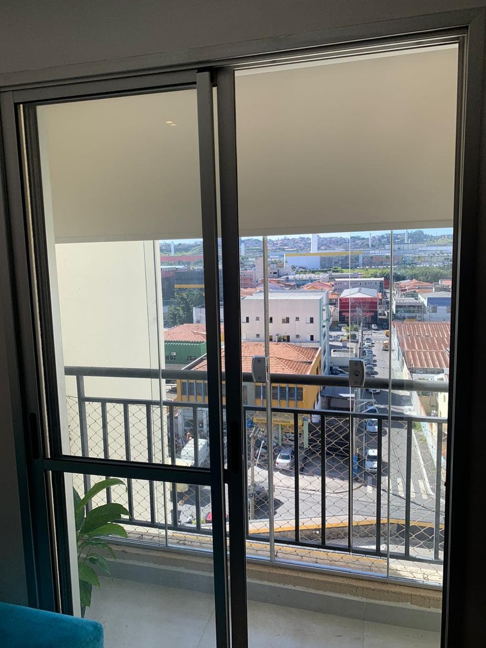 Porta de correr em alumínio instalada em sacada de apartamento