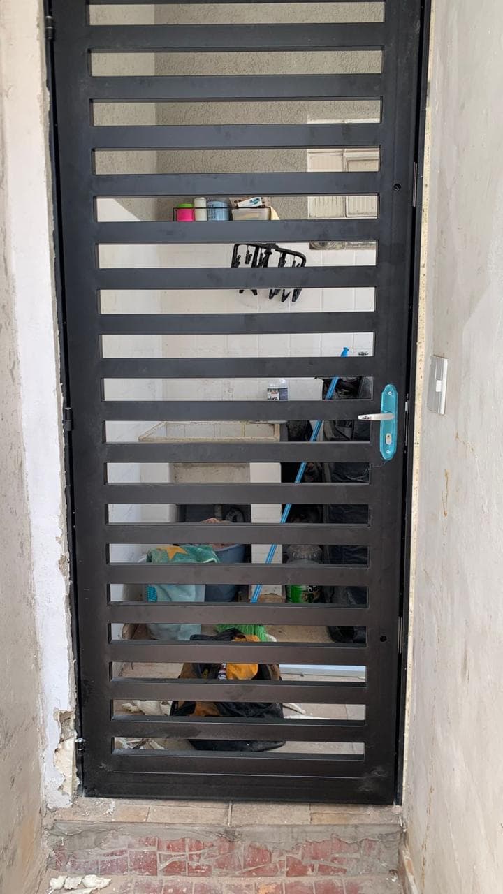 Porta Grade com Barras Horizontais